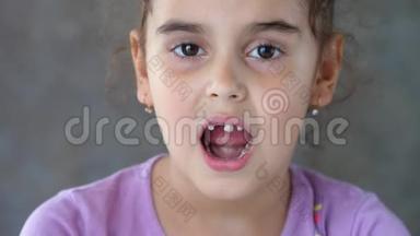 大人的手把绑在孩子牙齿上`线拉。 移除牙齿的尝试失败。 拔出牙齿